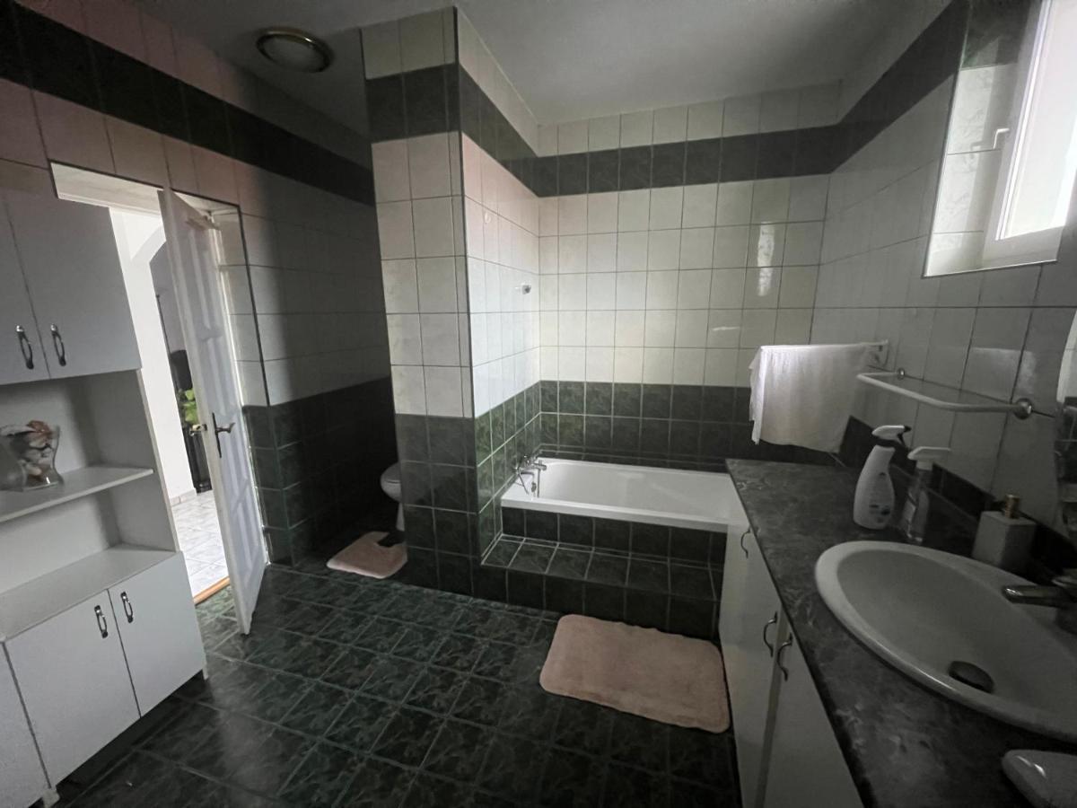 Gabe'S Nest Apartment Urom ภายนอก รูปภาพ